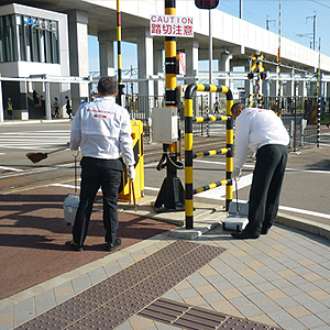西金沢駅より徒歩3分！定期的に職員で駅前広場の清掃活動を行っています