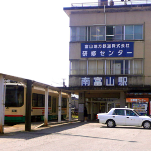 南富山駅～電車と人が行き交う風景～