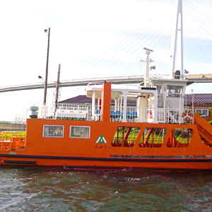 渡し船と新湊大橋　～富山新港を結ぶ新旧の交通手段～