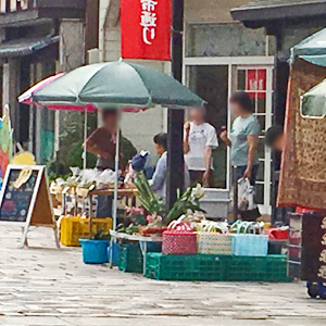 昔の街並みが残る城下町の朝市