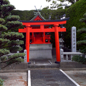 向かいには問屋稲荷神社が！