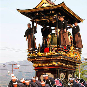 城端曳山まつり(毎年５月)