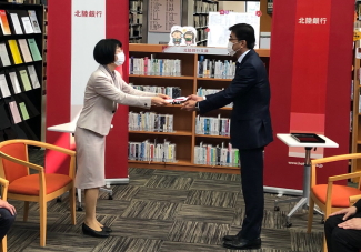 金沢大学中央図書館に「北陸銀行文庫」図書を贈呈しました。