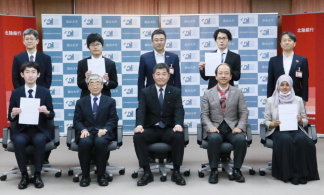 富山大学「ほくぎん若手研究者助成金」贈呈式を開催しました。