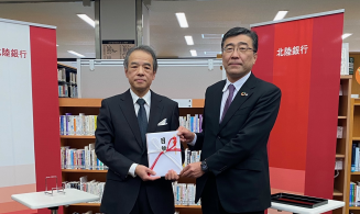 金沢大学中央図書館に「北陸銀行文庫」図書を贈呈しました。